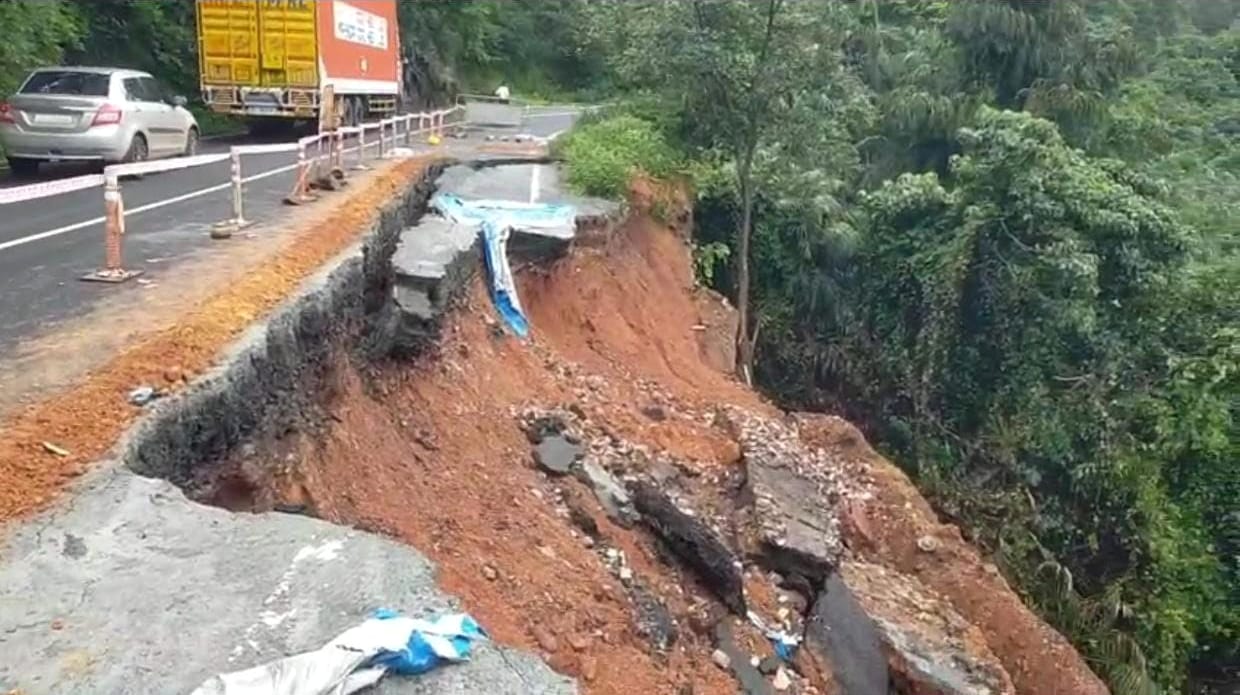 अनमोड घाटात रस्ता खचला; बेळगाव–गोवा महामार्गावरील वाहतूक विस्कळीत – जड वाहनांसाठी २ सप्टेंबरपर्यंत बंद