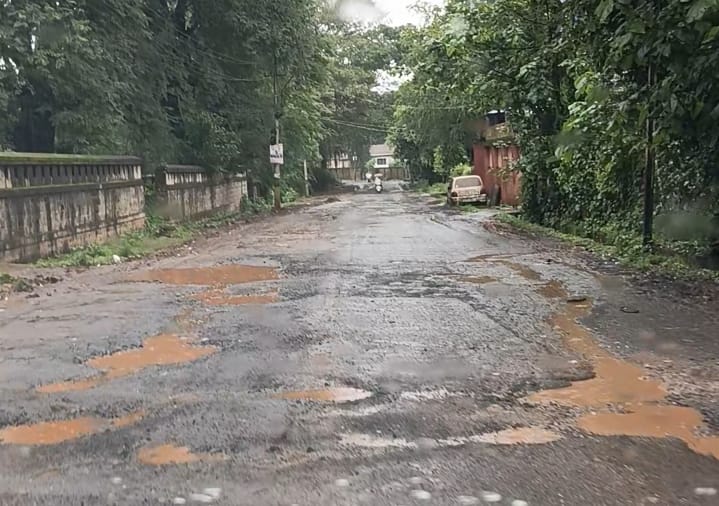 बेळगाव कॅंटोन्मेंट परिसरातील रस्त्यांची दुरवस्था – नागरिक त्रस्त; दुरुस्तीची जबाबदारी कुणावर?