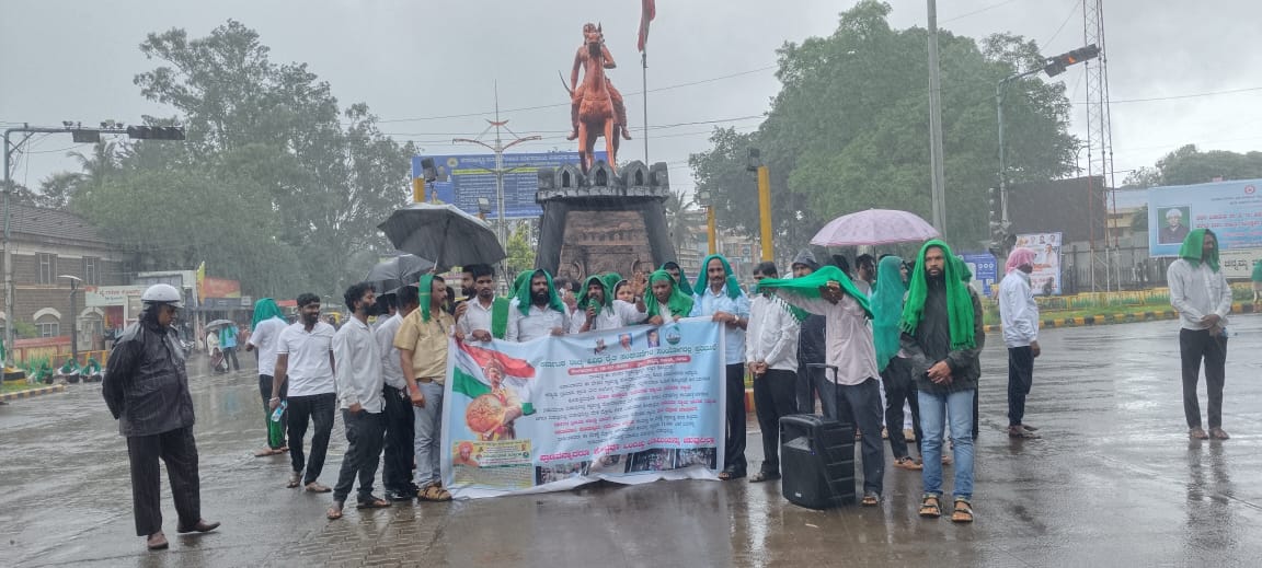 कल्लोळी येथील हजारो एकर जमीन वाचविण्यासाठी शेतकऱ्यांचे भर पावसात आंदोलन