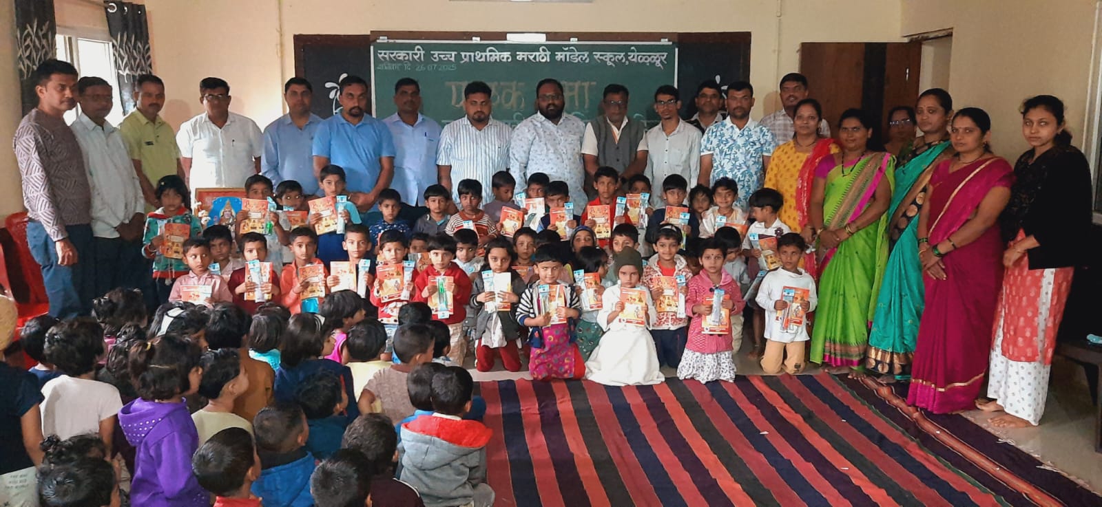 मराठी शिक्षणाच्या उज्ज्वल भवितव्यासाठी युवा समितीचा स्तुत्य उपक्रम – येळ्ळूर परिसरातील प्राथमिक शाळांमध्ये शैक्षणिक साहित्याचे वितरण
