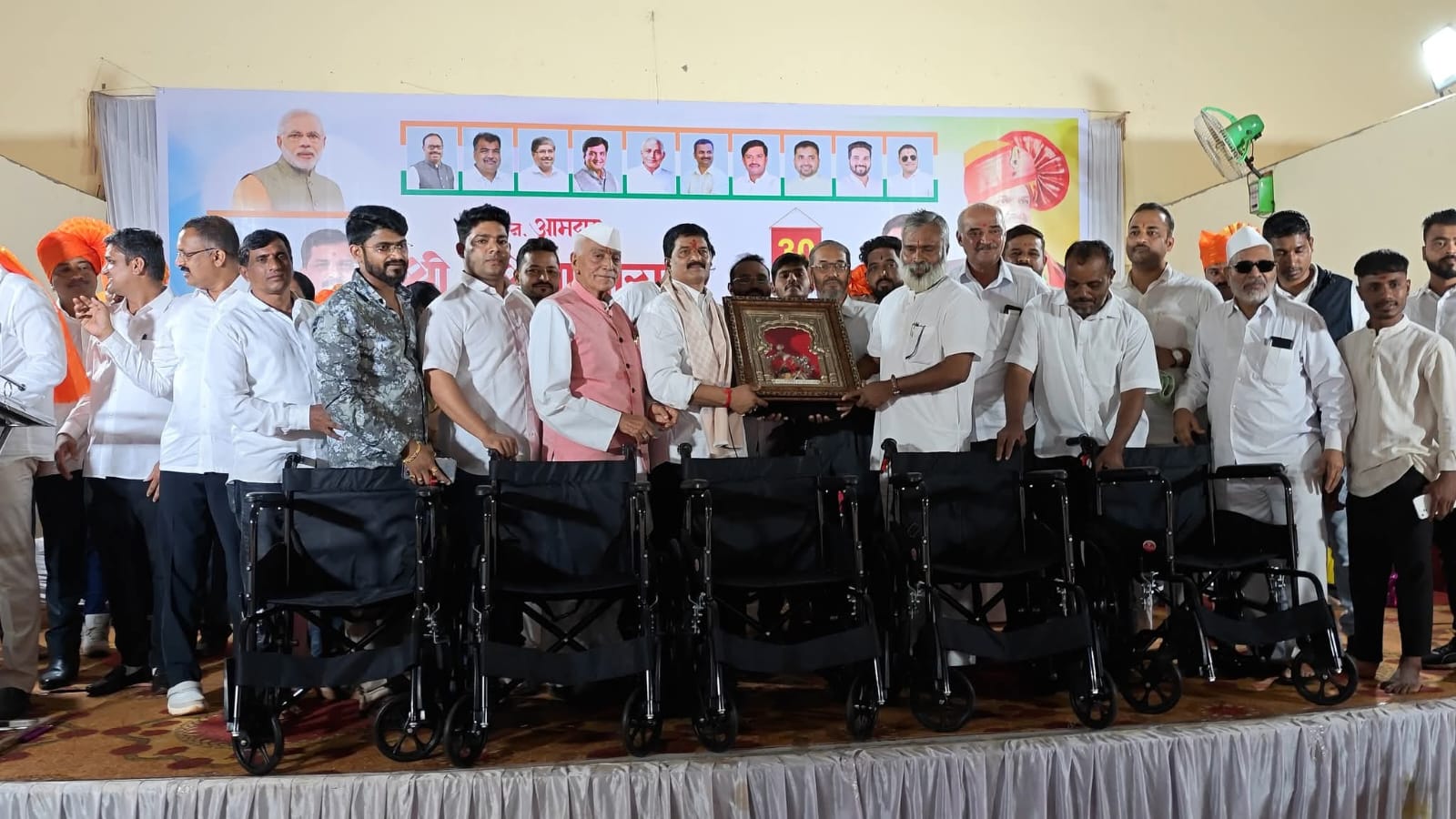 चंदगडात आमदार शिवाजीराव पाटील यांच्या वाढदिवसानिमित्त विकलांग रुग्णांसाठी व्हीलचेअर भेट – महाराष्ट्र एकीकरण समितीचा सामाजिक उपक्रम