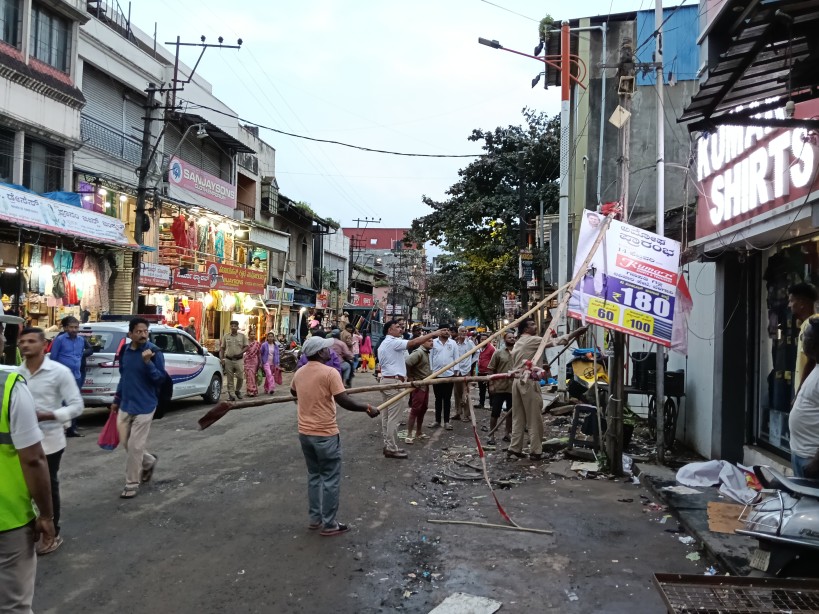 गणपत गल्ली परिसरात अतिक्रमण हटाव मोहीम तीव्रतेने राबवली; नागरिक आणि पोलिसांत वादावादी