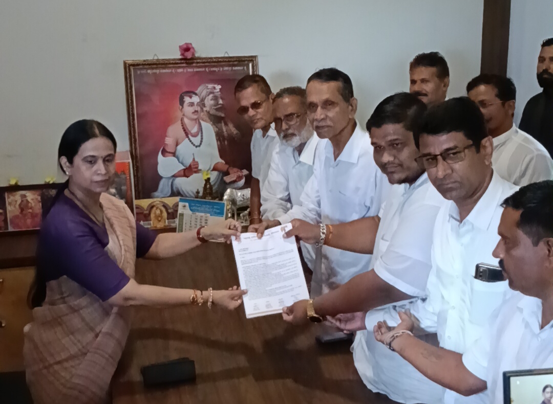 मराठी भाषिकांवर कन्नड सक्तीचा अन्याय; युवा समितीचे लक्ष्मी हेब्बाळकर यांना निवेदन