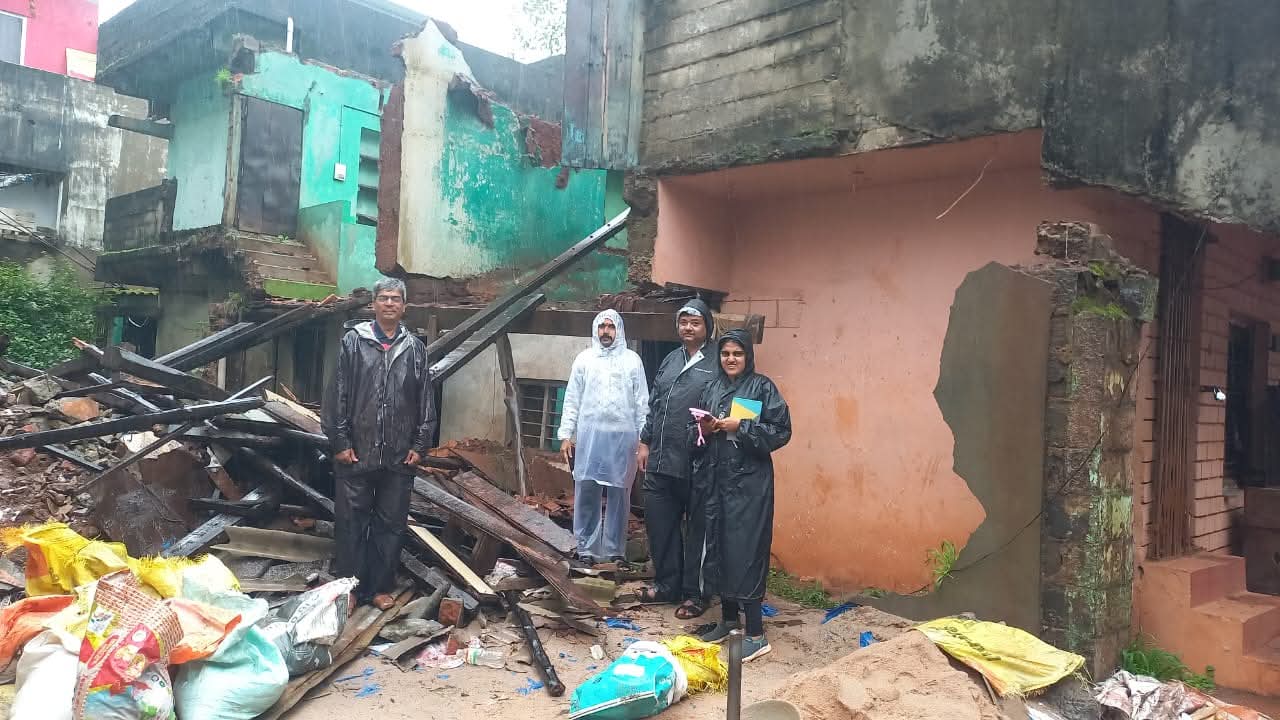 पाटील मळ्यात मुसळधार पावसामुळे घराची भिंत कोसळली; मोठे नुकसान