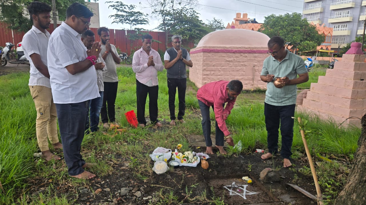 गुरुपौर्णिमेनिमित्त श्री देव दादा मठ, ज्योतिर्लिंग देवस्थान, शिवबसव नगर येथे दगडी चौथऱ्याच्या बांधकामाचा शुभारंभ