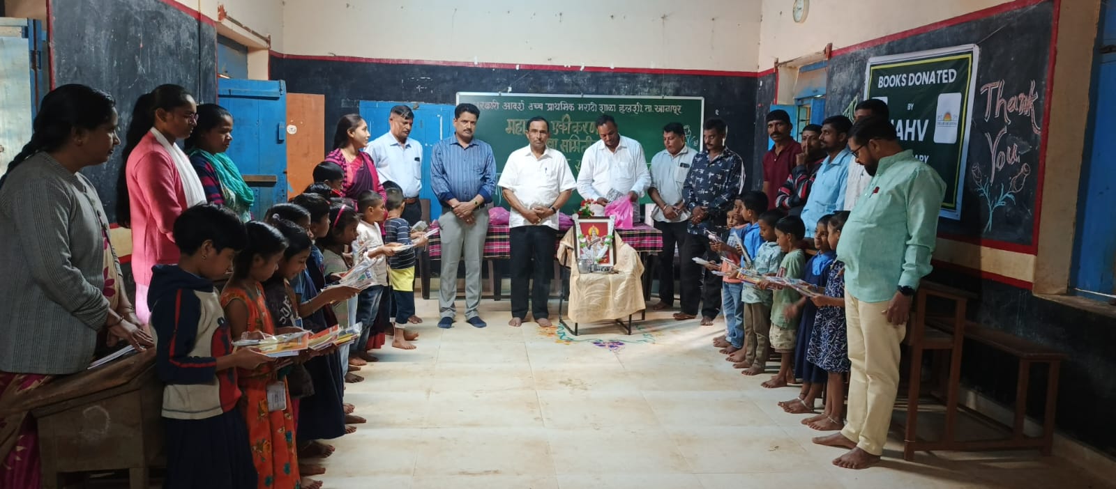महाराष्ट्र एकीकरण युवा समितीच्या शैक्षणिक उपक्रमांतर्गत खानापूर तालुक्यातील हलशी विभागातील विविध शाळांमध्ये शैक्षणिक साहित्य वितरण