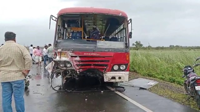 कोल्हापूरहून परतत असताना भीषण अपघात – KSRTC बसची धडक; तिघांचा मृत्यू, एक गंभीर जखमी