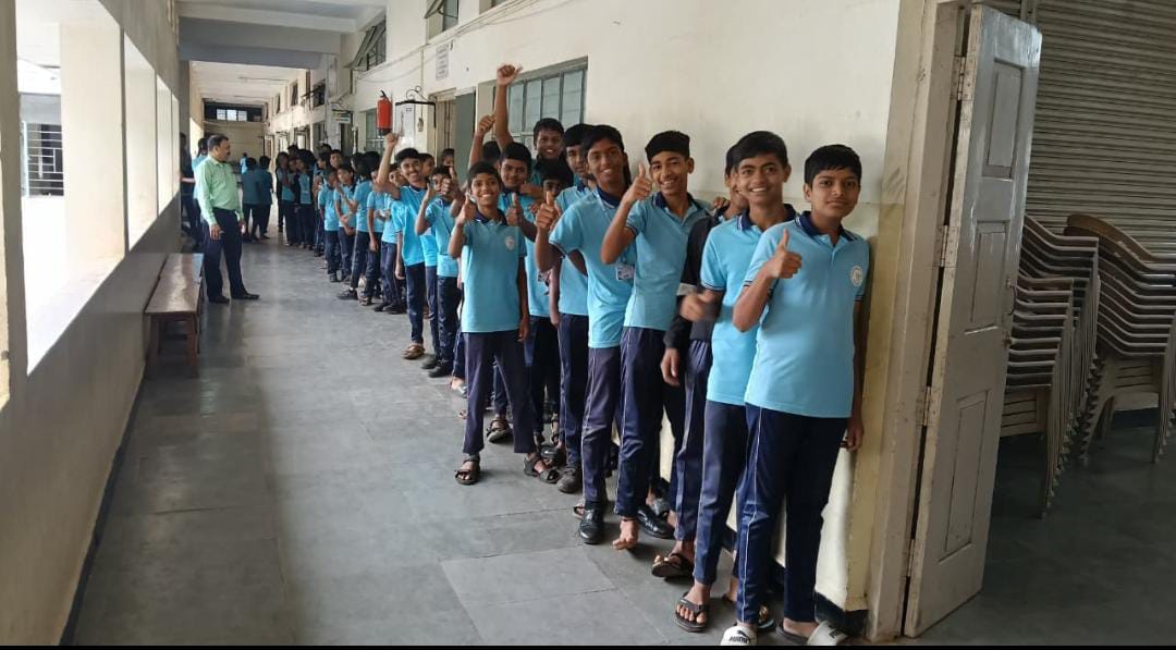मराठी विद्यानिकेतन शाळेत शालेय निवडणूक उत्साहात संपन्न; पारदर्शक प्रक्रियेतून विद्यार्थ्यांचे मंत्रिमंडळ निवडले