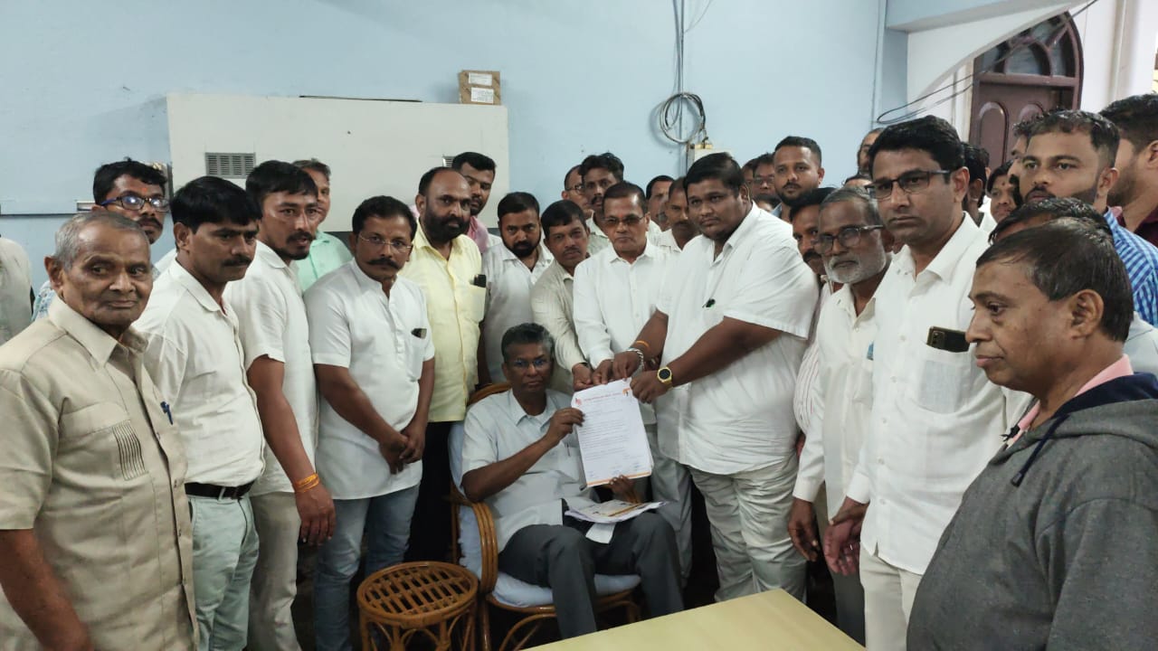 गोकाकमध्ये महाराष्ट्र एकीकरण युवा समिती सिमाभागची पालकमंत्र्यांची भेट – सिमाभागातील कन्नड सक्तीविरोधात निवेदन
