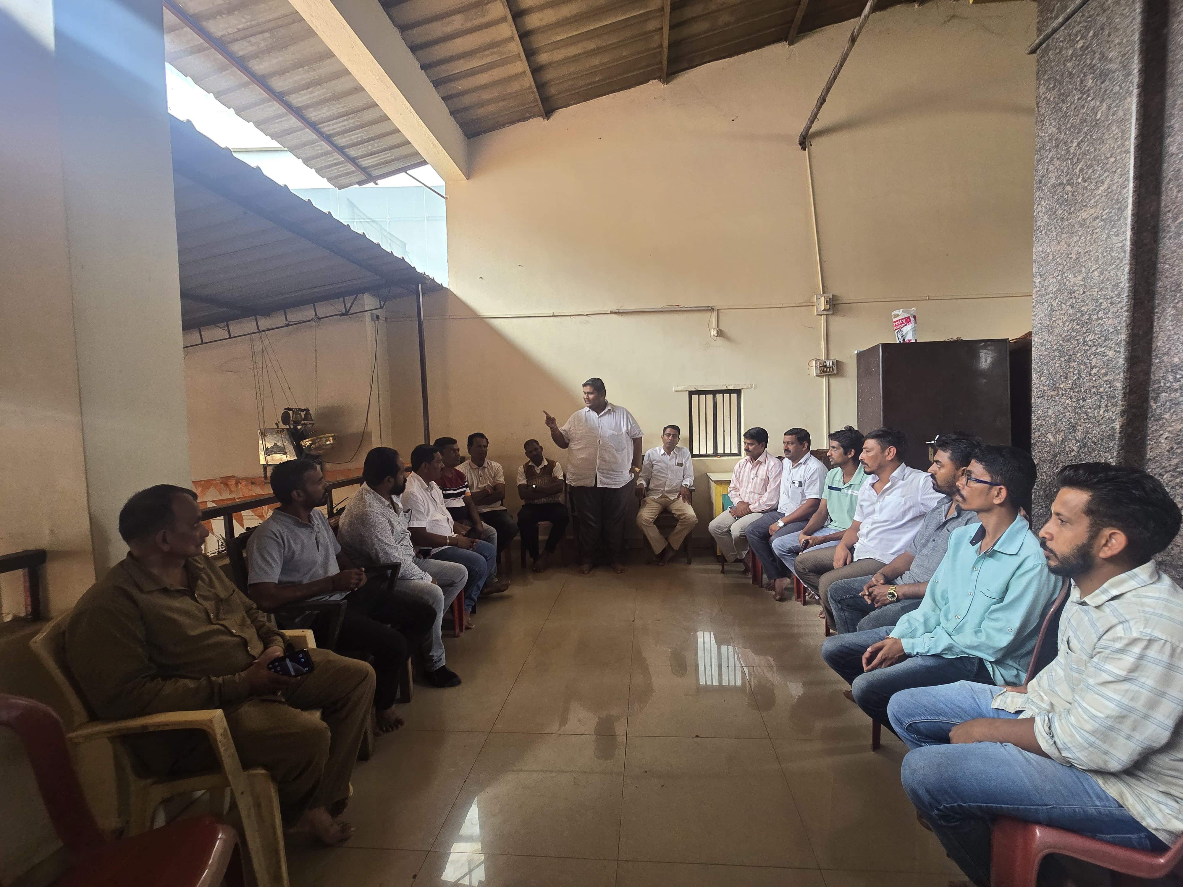 मराठीची गळचेपी थांबवा! म.ए. युवा समिती सीमाभागचे लोकप्रतिनिधींना निवेदन देण्याचे ठराव