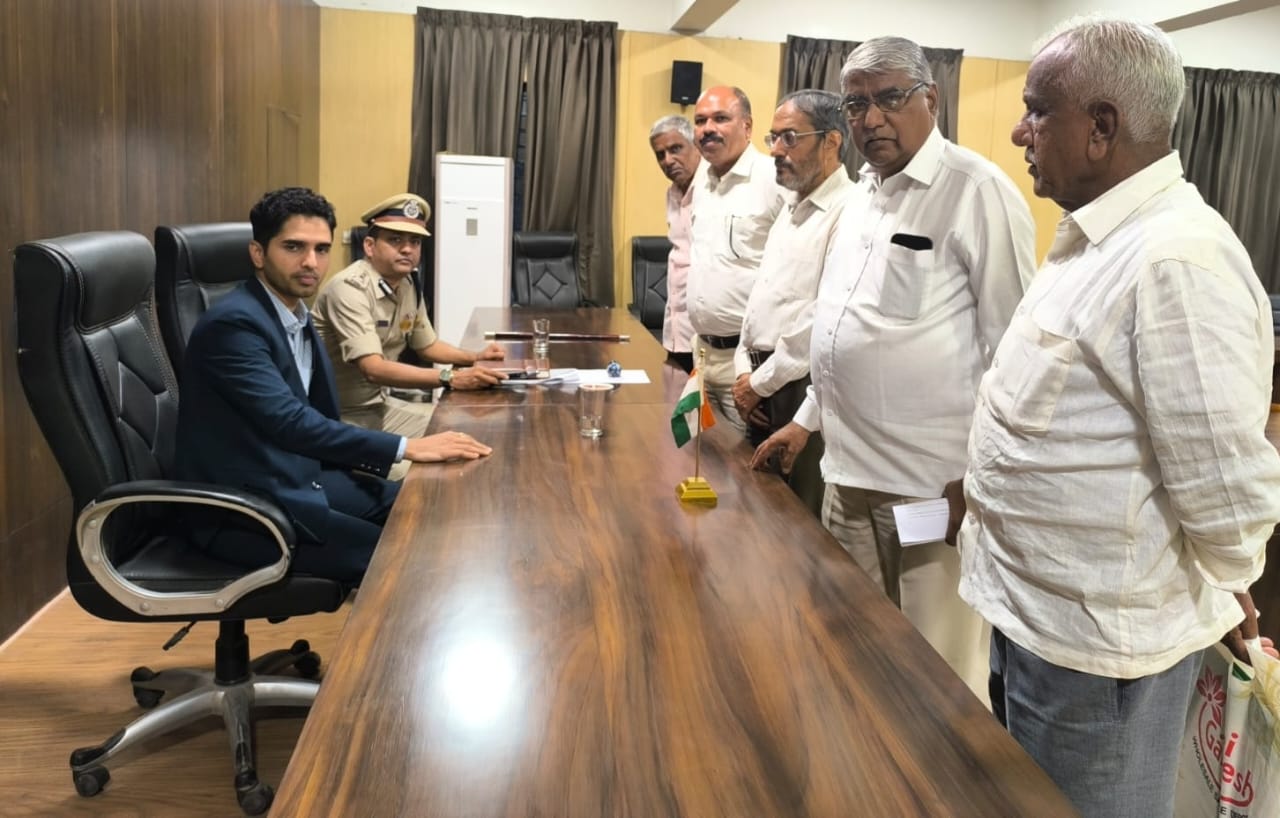 मध्यवर्ती महाराष्ट्र एकीकरण समितीच्या शिष्टमंडळाची जिल्हाधिकाऱ्यांसोबत बैठक