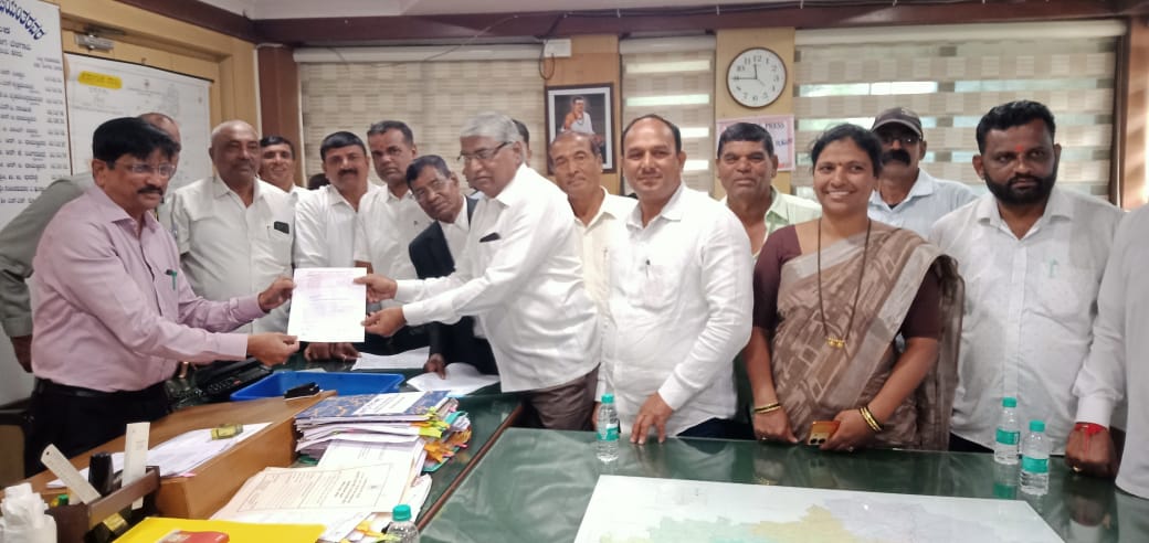बेळगाव तालुका महाराष्ट्र एकीकरण समितीकडून खड्डे व रस्त्यांच्या दुरुस्तीबाबत निवेदन