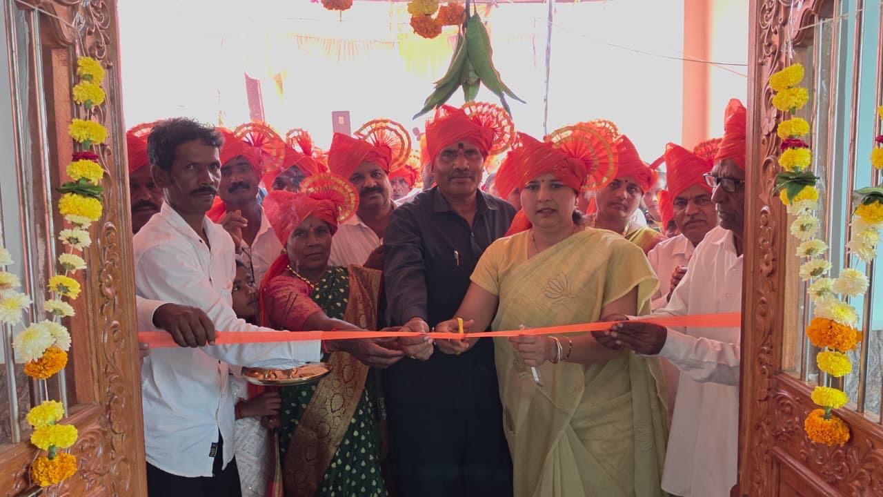 हबनहट्टी येथे डॉ. अंजलीताई निंबाळकर यांच्या हस्ते वाल्मिकी मंदिराचे उद्घाटन.    “आमदार साहेब, विकासकामांसाठी जेव्हा गरज भासेल तेव्हा मी तुमच्या सोबत असेन” – डॉ. अंजलीताई निंबाळकर