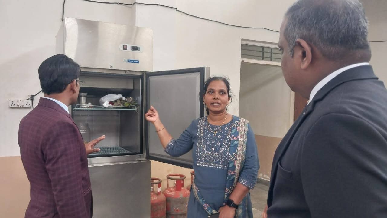 मोरारजी देसाई निवासी शाळेत अन्नातून विषबाधा — ५० हून अधिक विद्यार्थी आजारीन्यायाधीशांनी घटनास्थळी भेट देऊन घेतली परिस्थितीची पाहणी