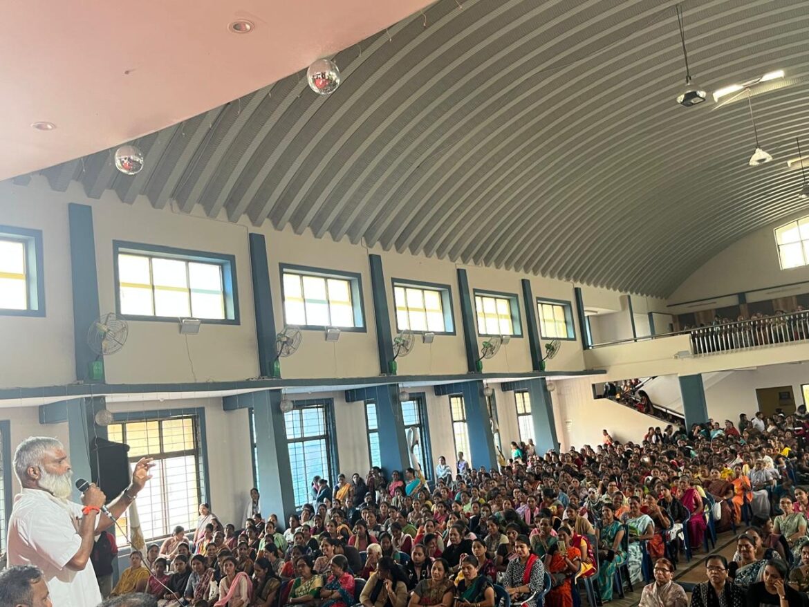 अगरबत्ती पॅकिंग व्यवसायाच्या नावाखाली झालेल्या फसवणुकीविरोधात महिलांचा संताप; साई भवन येथे श्रीराम सेना हिंदूस्थानच्या नेतृत्वात बैठक संपन्न