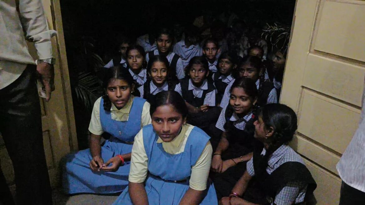 राणी चन्नम्मा संयुक्त पदवीपूर्व महाविद्यालय, इटगी येथे ४० विद्यार्थ्यांना दाखले न दिल्याने आंदोलन भडकले – प्रिंसिपलविरुद्ध बीईओकडे तक्रार