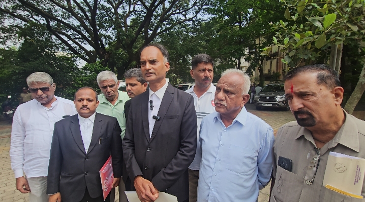 राज्योत्सवाच्या पार्श्वभूमीवर मराठी नेत्यांना पोलिसांची नोटीस; कायदेशीर झुंज देण्याचा महाराष्ट्र एकीकरण समितीचा निर्धार – १ नोव्हेंबरला काळा दिनाची सायकल फेरी ठरलीच!