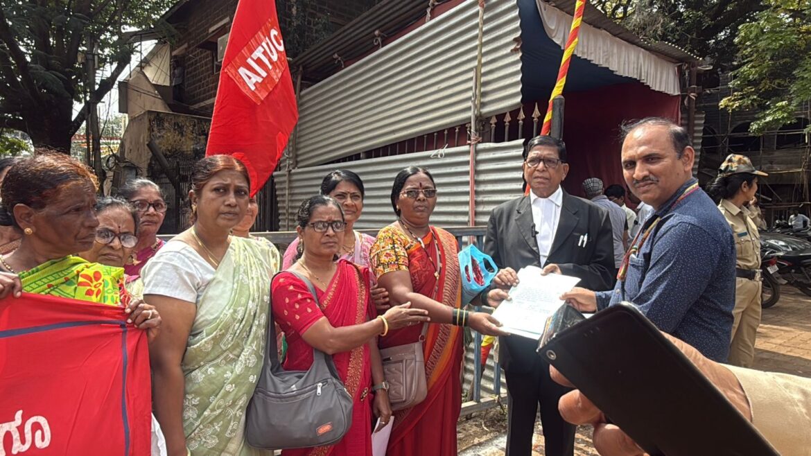 अंगणवाडी सेविकांना पेन्शनसाठी जिल्हाधिकारी कार्यालयासमोर धरणे