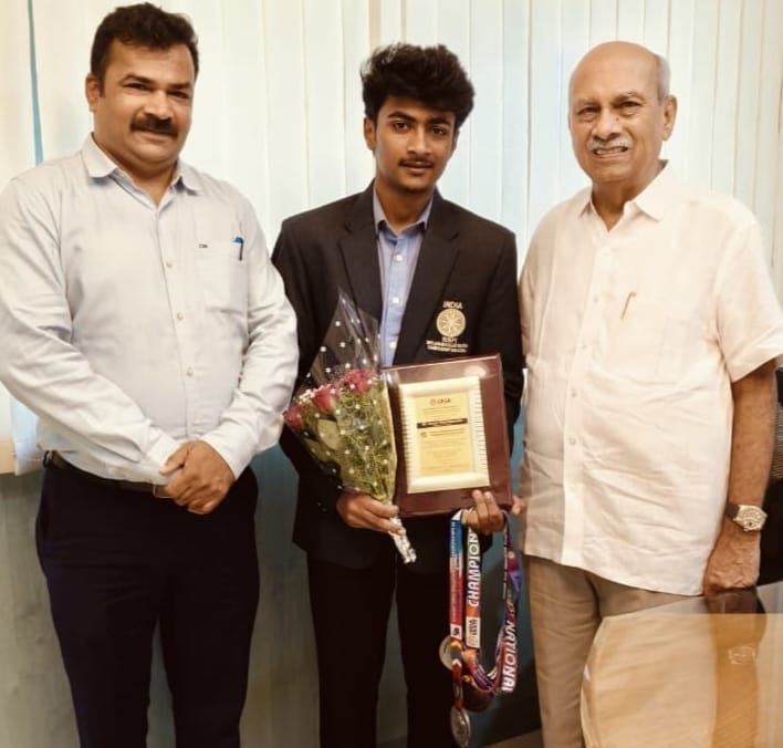 जागतिक स्केटिंग स्पर्धेत देवेन बामणेचा सहभाग; डॉ. प्रभाकर कोरे यांच्या हस्ते सत्कार