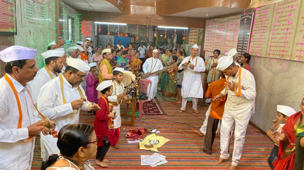 श्री नामदेव दैवकी संस्था खडेबाजार येथे काकड आरती सांगता समारंभ भक्तीमय वातावरणात पार पडला