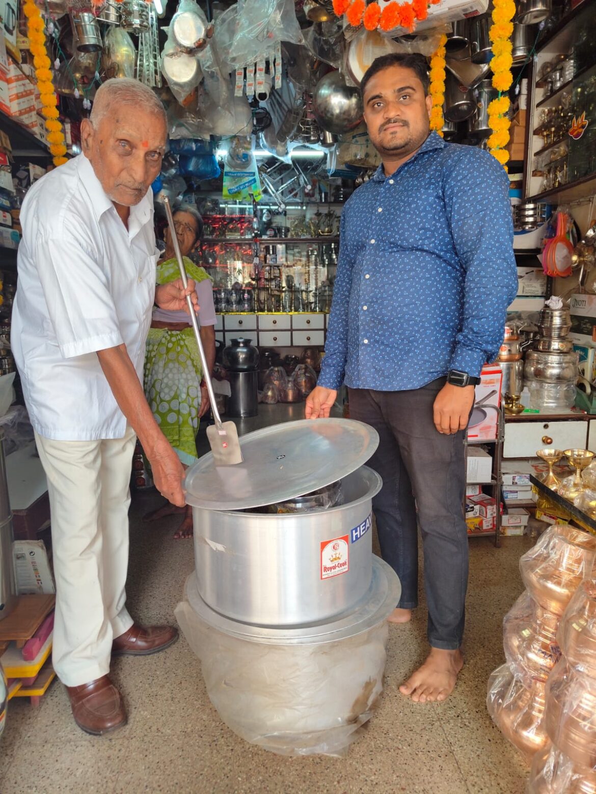 कै. बाबूराव जाधव ट्रस्टला भांड्यांची मदत