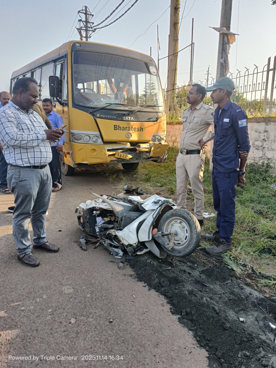 हालगा येथे शालेय बसचा अपघात;बस चालकाला फिट आल्यामुळे दुचाकीस्वार जखमी, बस शाळेच्या भिंतीवर धडकली