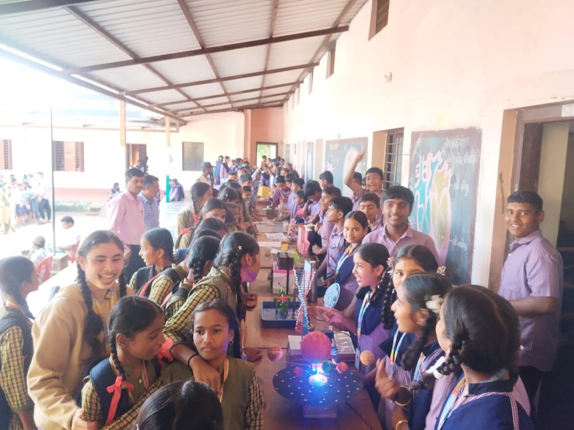 हलशीतील शिवाजी विद्यामंदिर हायस्कूलमध्ये “सायन्स ऑन व्हील्स व व्हर्च्युअल रिॲलिटी” प्रयोगाचे आयोजन