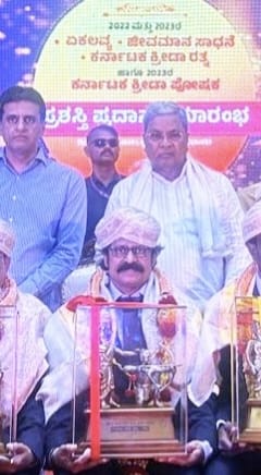 बेळगांव चे स्विमिंग प्रशिक्षक उमेश जी. कलघटगी यांना कर्नाटक सरकारकडून प्रतिष्ठित जीवनगौरव पुरस्काराने सन्मानित