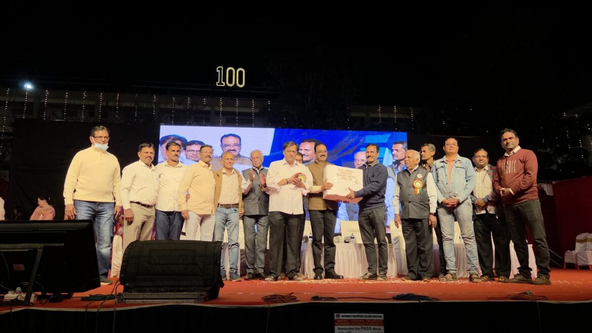 बी.के. मॉडेल हायस्कूलच्या माजी विद्यार्थ्यांकडून शाळेस भेटवस्तू