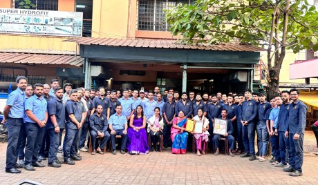 सुपर हायड्रोफिट उद्यमबाग कंपनीतील कामगारांच्या गुणवंत विद्यार्थिनींचा सत्कार
