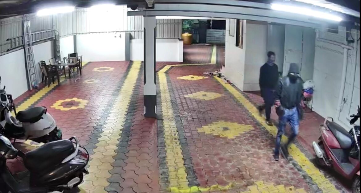 प्रसिद्ध व्यावसायिक राजेश जाधव यांच्या पाटील गल्ली, भवानी नगर येथील घरी चोरी; सुमारे ४.९० लाखांचा मुद्देमाल लंपास