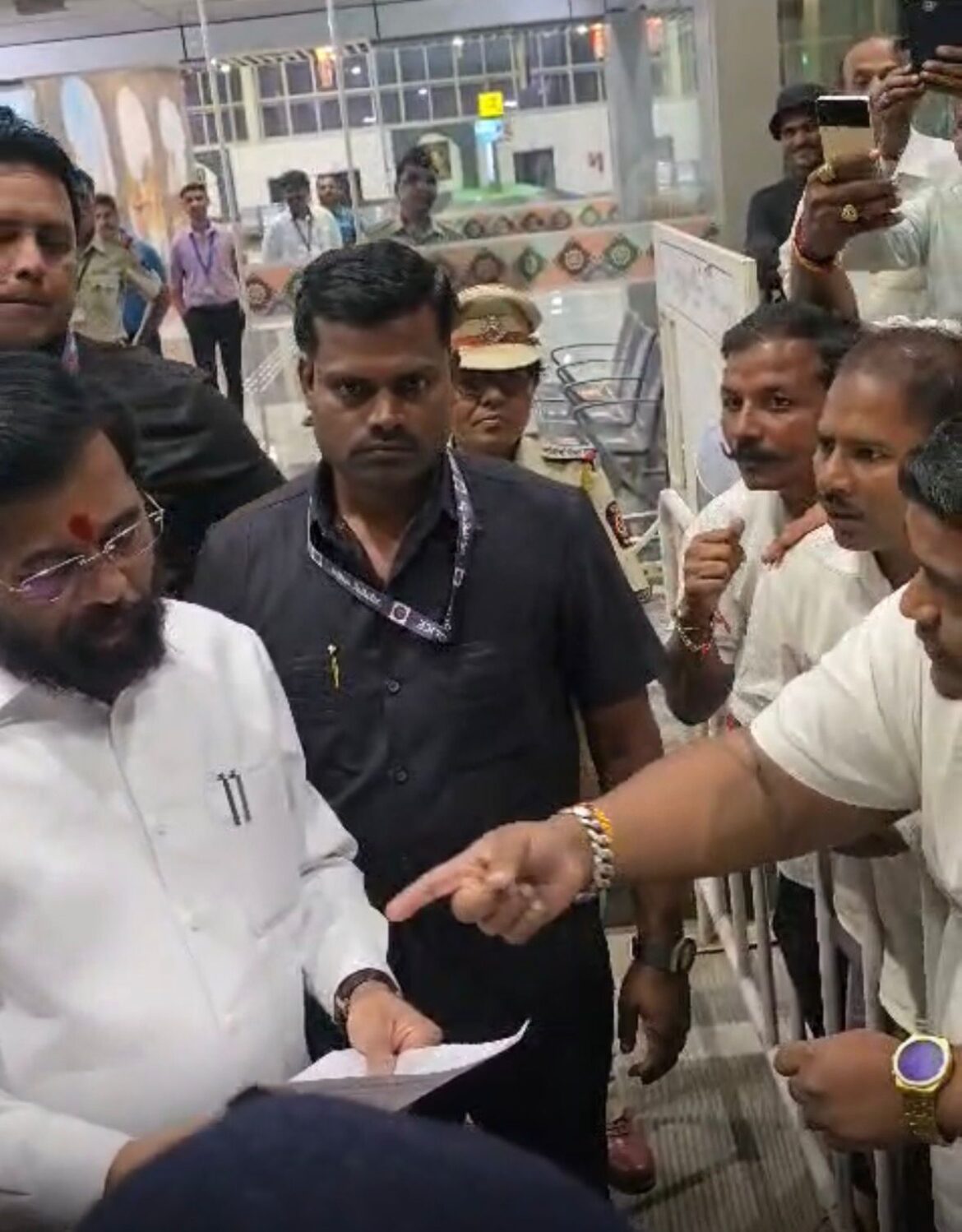 सीमाप्रश्नी उच्चाधिकार समितीची तात्काळ बैठक बोलवा व सीमाप्रश्नी विरोधी भूमिका घेणाऱ्या पदाधिकाऱ्यांना निलंबित करा – युवा समिती सीमाभागची एकनाथ शिंदेंकडे मागणी