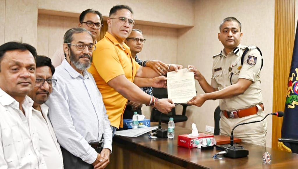 व्यस्त वेळेत शहरात जड वाहनांना बंदी घालण्याची मागणी; सिटीझन्स कौन्सिलचे पोलीस आयुक्तांना निवेदन