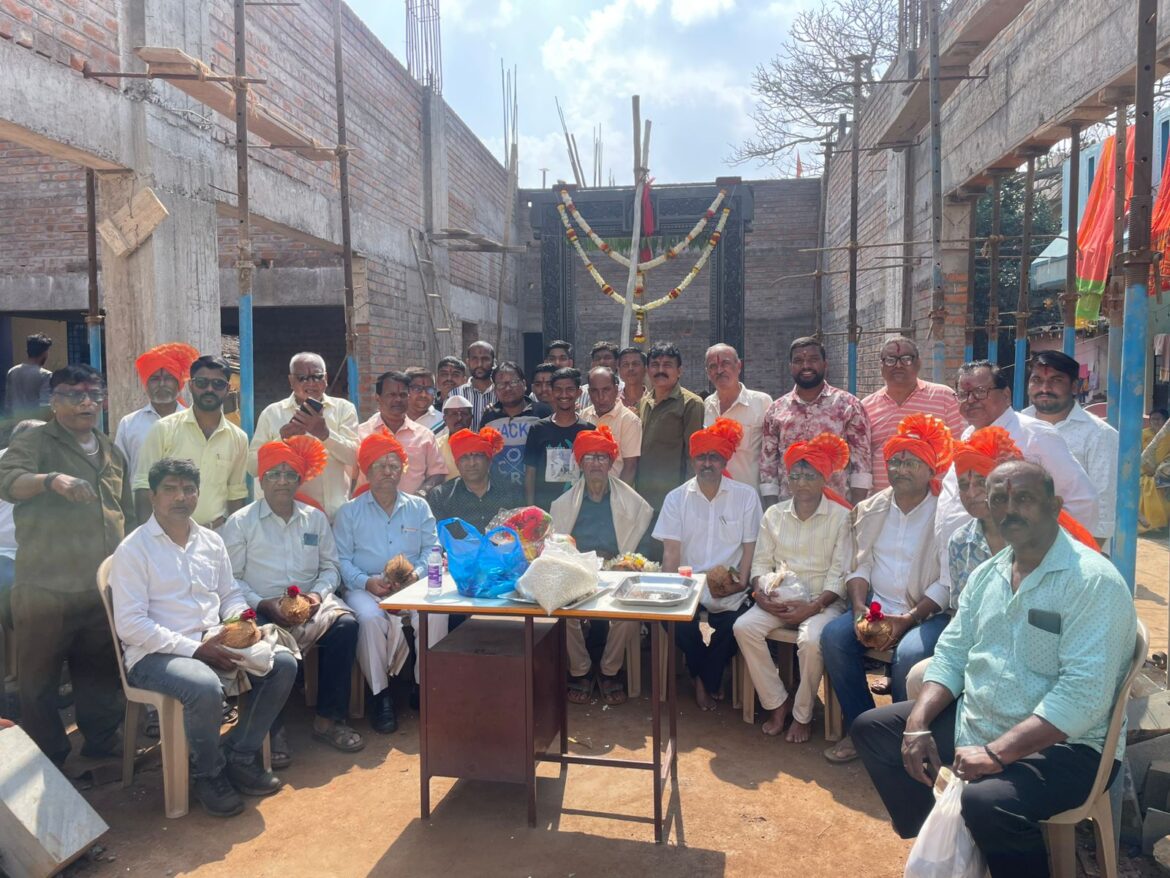 चव्हाट गल्लीत बालाजी मंदिराचा चौकट उभारणी सोहळा मोठ्या दिमाखात संपन्न