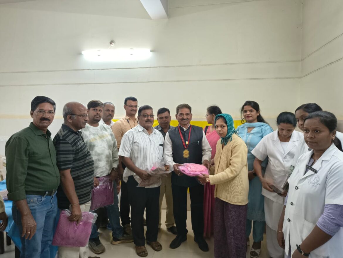 जॉईंट्स ग्रुप ऑफ बेळगाव मेनचा सामाजिक उपक्रम; सिव्हिल हॉस्पिटलमध्ये डिलिव्हरी महिलांसाठी स्वेटर-कानटोपी वाटप