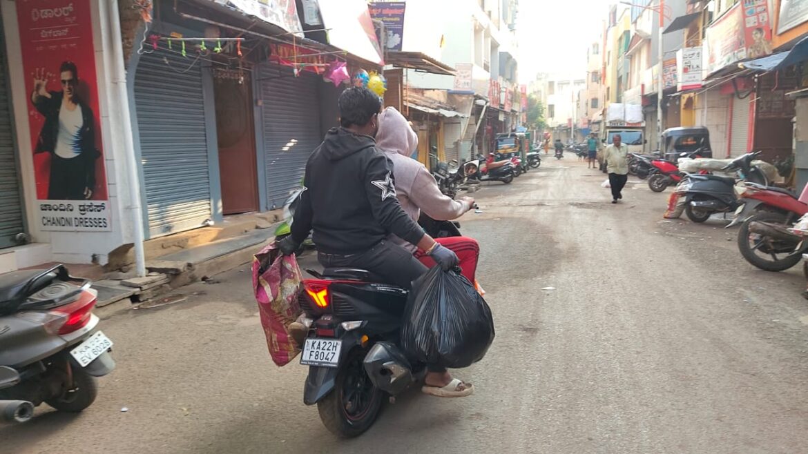 कचरा वाहतूक ठप्प; कर्मचाऱ्यांनी स्वतःच्या गाड्यांवरून कचरा गोळा केला