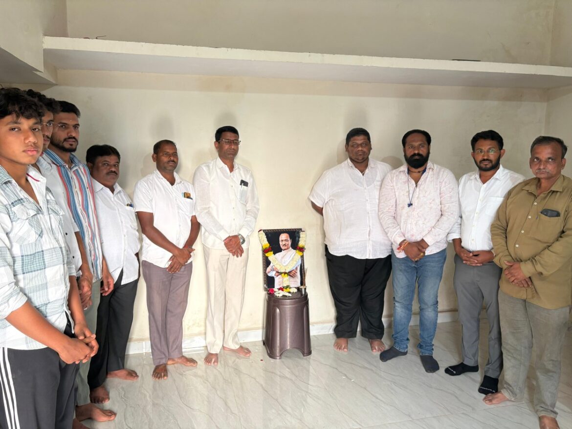 युवा समिती सीमाभागच्या वतीने अजितदादा पवारांना श्रद्धांजली