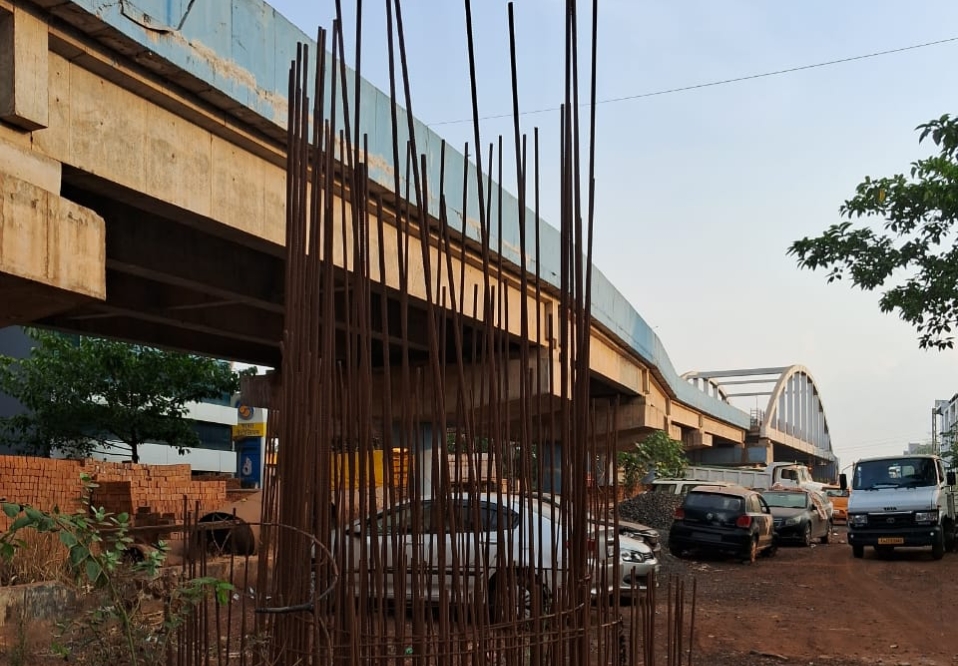 बेळगाव तिसऱ्या गेटवरील रेल्वे उड्डाणपूल सध्या दोन लेनचा सुरू; उर्वरित काम सप्टेंबर २०२६ पर्यंत पूर्ण होणार