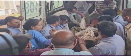 बैलहोंगल तालुक्यातील मुरकुंबी गावाजवळ इनामदार शुगर कारखान्यात बॉयलर स्फोट; ८ कामगार गंभीर भाजले, दोघांचा मृत्यू झाल्याची शक्यता