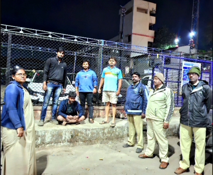 पोलीस व सामाजिक कार्यकर्त्यांच्या तत्परतेमुळे युवकाचा जीव वाचला