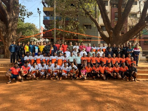 बेळगाव जिल्हा हॉकी संघ रवाना; खेळाडूंना शुभेच्छांचा वर्षाव