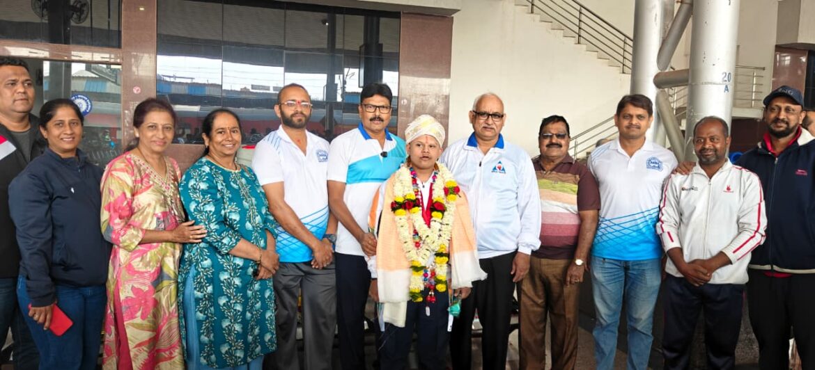 आंतरराष्ट्रीय जलतरण स्पर्धेत बेळगावच्या मयांक हलदरची सुवर्ण कामगिरी; रेल्वे स्थानकावर जंगी सत्कार