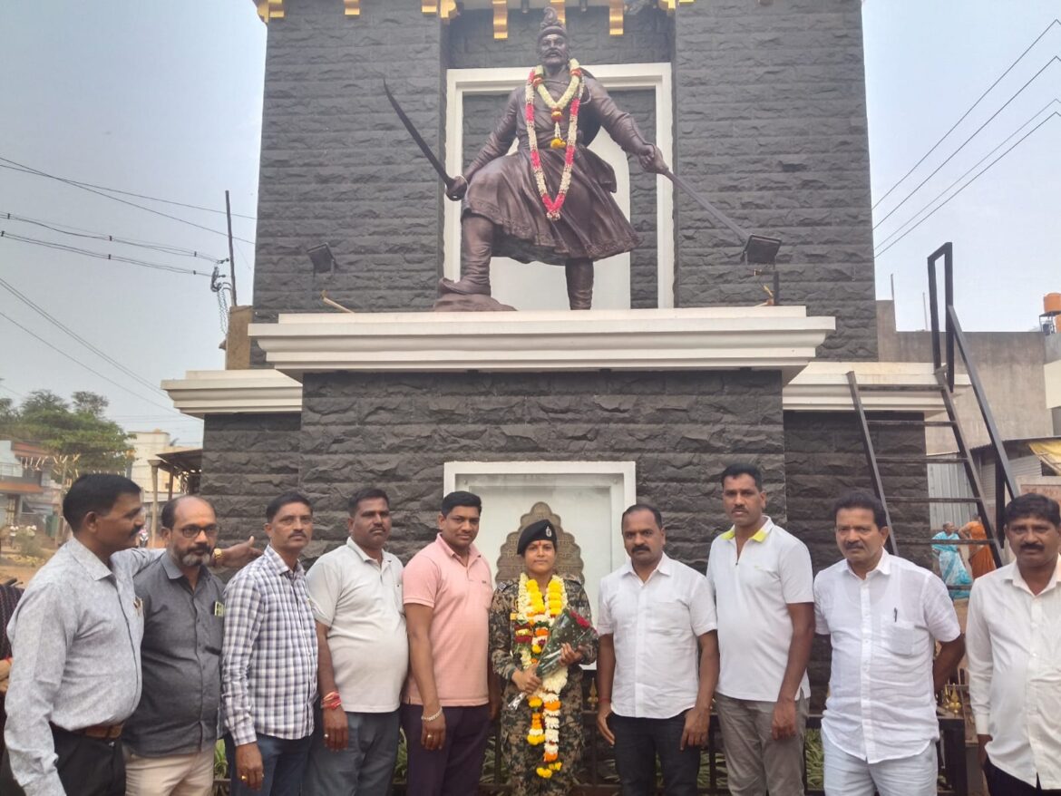 कंग्राळी बुद्रुकची कन्या रोशनी मुळीक ठरली बीएसएफ परेड कमांडर; गावात गौरवपूर्ण सत्कार