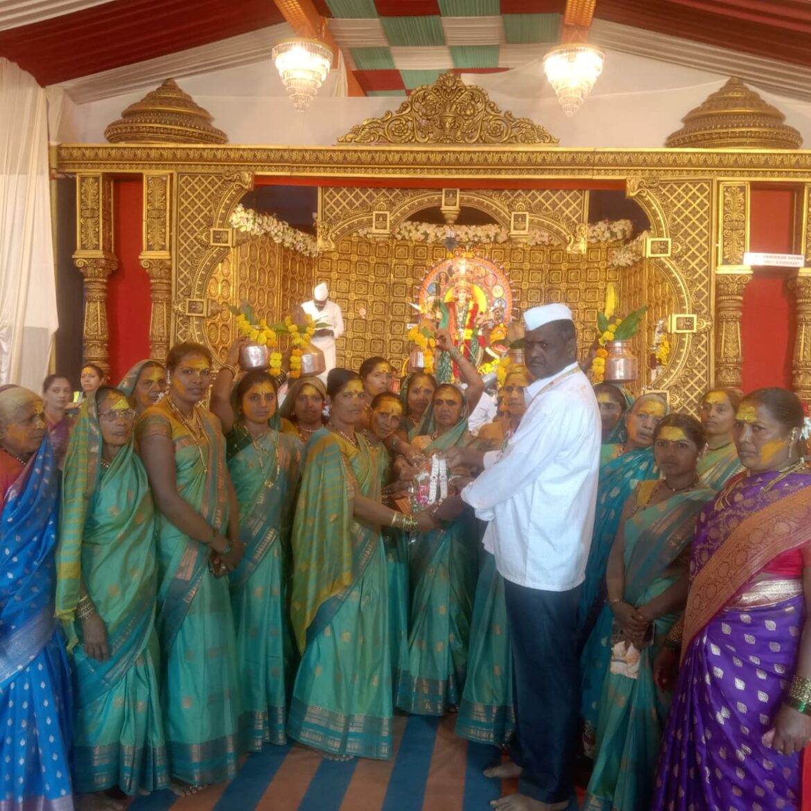 चलवेनहट्टी महिलांकडून बेक्कीनकेरे महालक्ष्मी मातेच्या चरणी ११ तोळ्यांचा चांदीचा राणीहार अर्पण