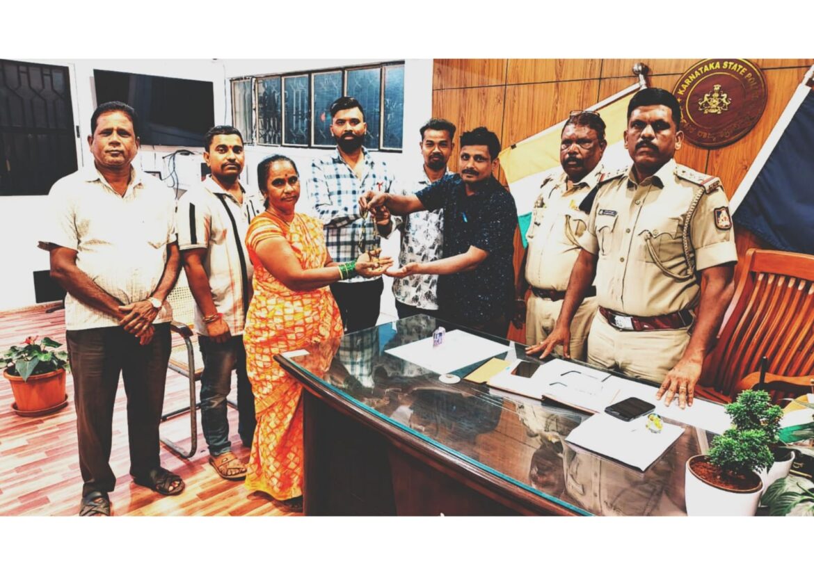 प्रामाणिकतेचा उत्तम आदर्श; सापडलेले मंगळसूत्र महिलेला सुपूर्द