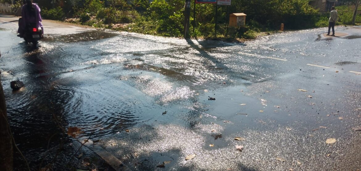 आदर्श नगर सहावा क्रॉस येथे हजारो लिटर पाणी वाया; तक्रारीनंतरही महापालिकेचे दुर्लक्ष