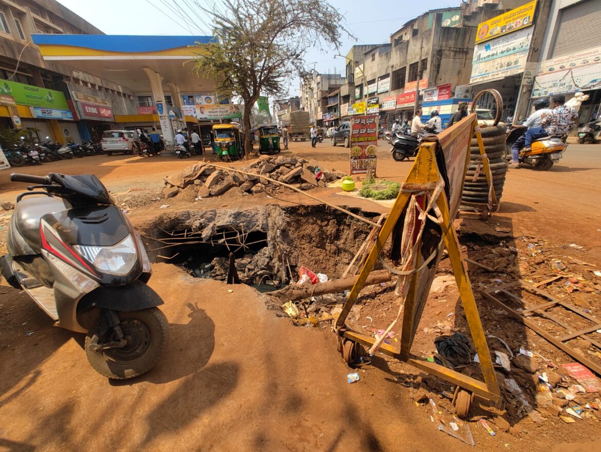 फोर्ट रोडवरील अर्धवट ड्रेनेज कामामुळे नागरिक त्रस्त; तातडीने दुरुस्तीची मागणी