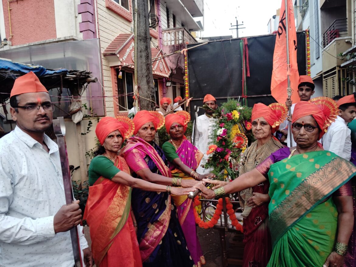 विधवा माऊलींच्या खांद्यावरून शिवछत्रपतींची पालखी; मनवाडकर परिवाराचा अभिनव उपक्रम