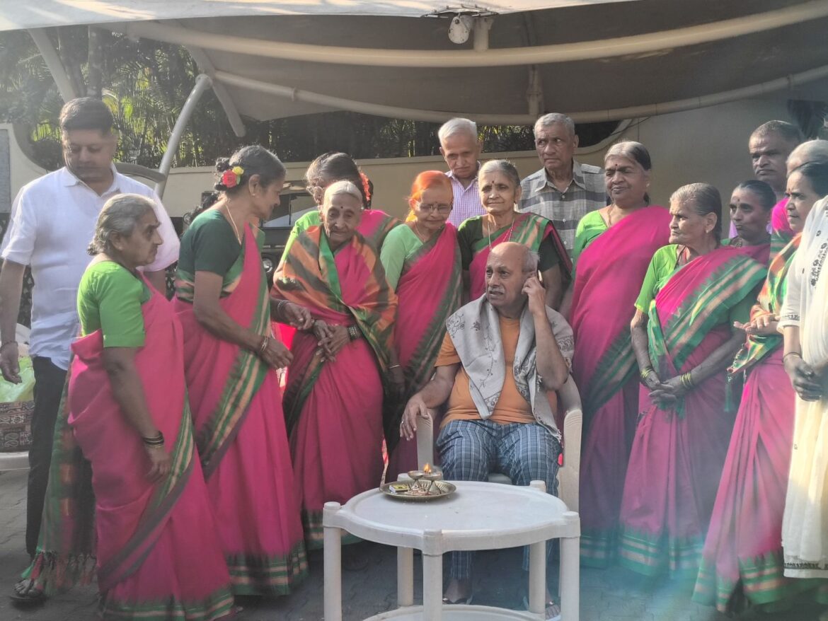 शांताई आजी-आजोबांकडून पद्मश्री डॉ. प्रभाकर कोरे यांचा सत्कार