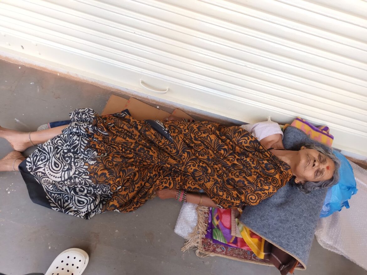 समाजसेविका माधुरी जाधव – पाटील यांच्या सहकार्याने निराधार जखमी वृद्धेची सिव्हिल हॉस्पिटलमध्ये रवानगी